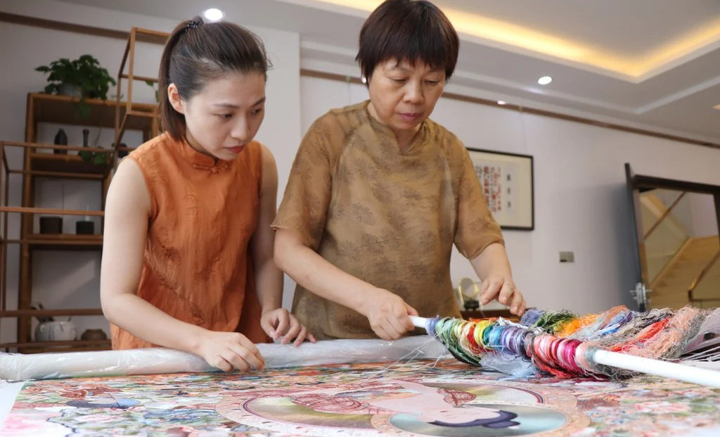 Furn-Store Hunan Embroidery: Bold and Colorful
