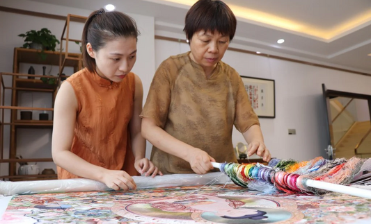 Furn-Store Hunan Embroidery: Bold and Colorful