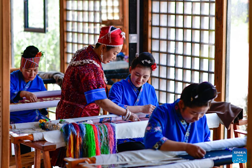 Key Styles and Techniques in Chinese Handmade Embroidery with Furn-Store